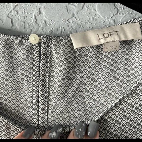 Loft women’s gray and white patterned bell sleeve high low blouse size medium - Picture 6 of 6